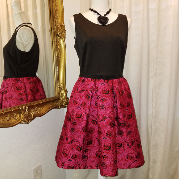 Taylor Sleeveless Rose Pattern Dress w/ Pockets - Picture 2 of 8